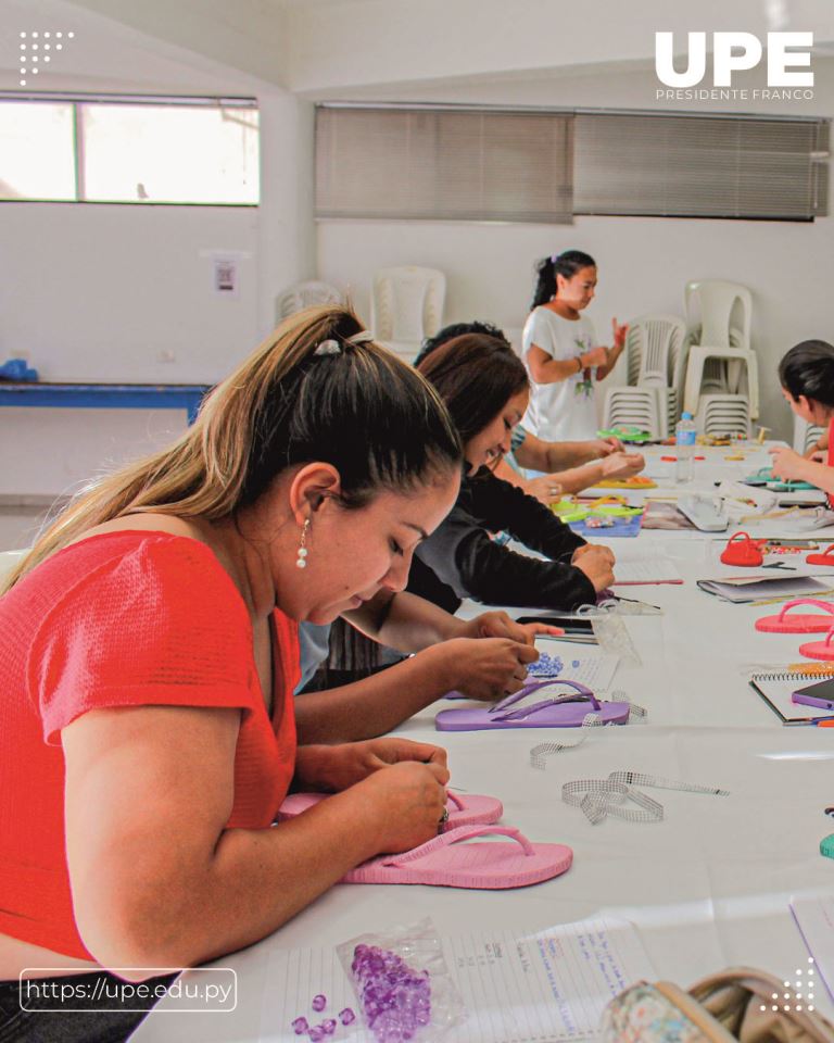 Bordado de Zapatillas: Curso Taller en la UPE 